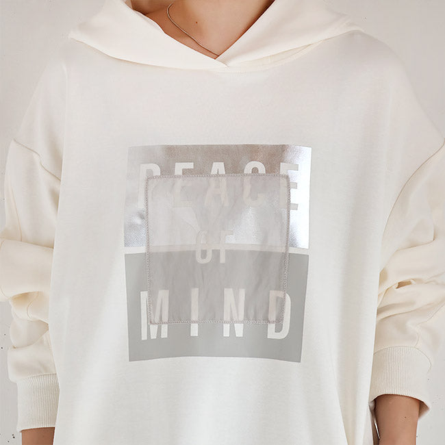 PASSIONE(パシオーネ) チュール重ねロゴ箔プリントパーカー　546967