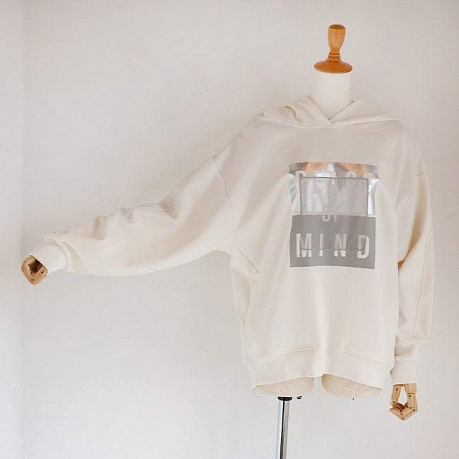 PASSIONE(パシオーネ) チュール重ねロゴ箔プリントパーカー　546967