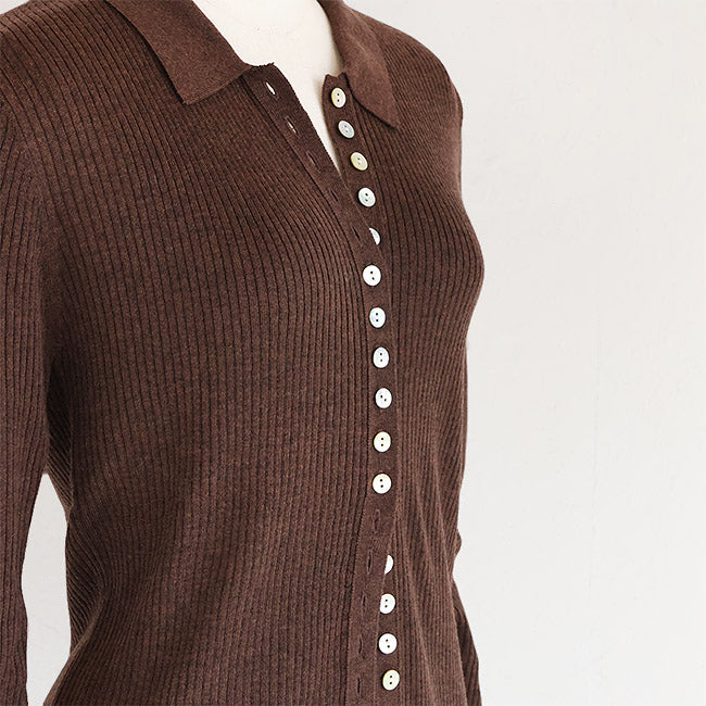 LILLY LYNQUE（リリーリン） ボタンいっぱいリブポロニットカーディガン　8508170