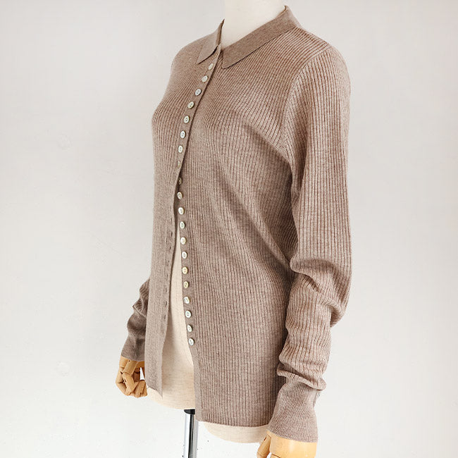 LILLY LYNQUE（リリーリン） ボタンいっぱいリブポロニットカーディガン　8508170
