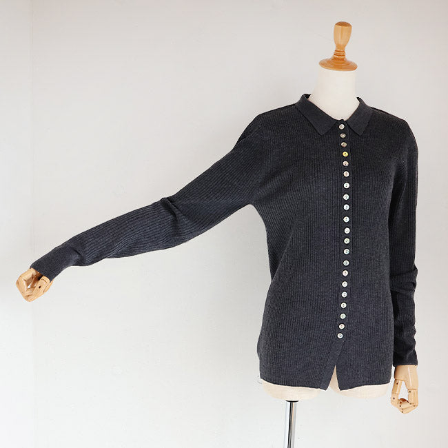 LILLY LYNQUE（リリーリン） ボタンいっぱいリブポロニットカーディガン　8508170