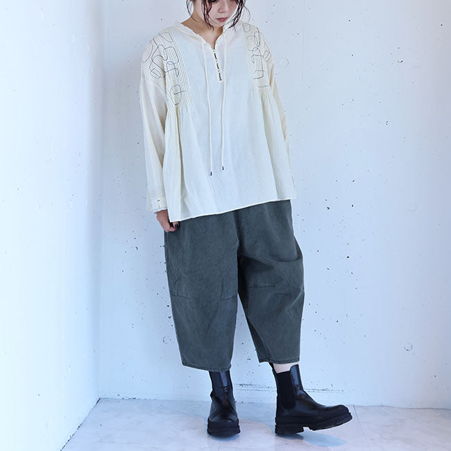 tumugu:(ツムグ) コットンモスピンタック刺繍2WAYブラウス　TB25309
