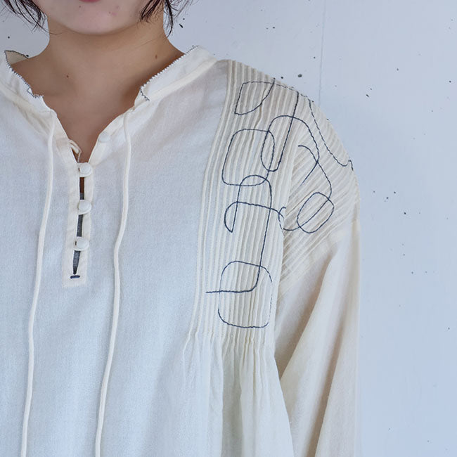 tumugu:(ツムグ) コットンモスピンタック刺繍2WAYブラウス　TB25309