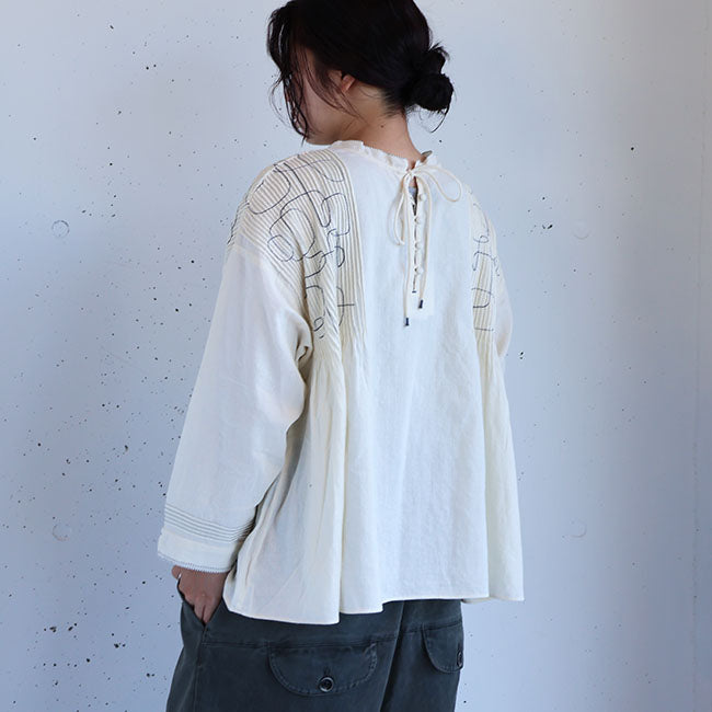tumugu:(ツムグ) コットンモスピンタック刺繍2WAYブラウス　TB25309