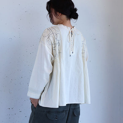 tumugu:(ツムグ) コットンモスピンタック刺繍2WAYブラウス　TB25309