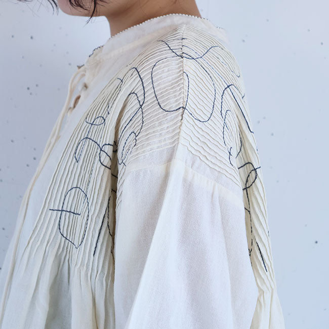 tumugu:(ツムグ) コットンモスピンタック刺繍2WAYブラウス　TB25309
