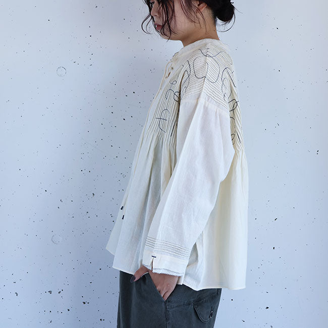 tumugu:(ツムグ) コットンモスピンタック刺繍2WAYブラウス　TB25309