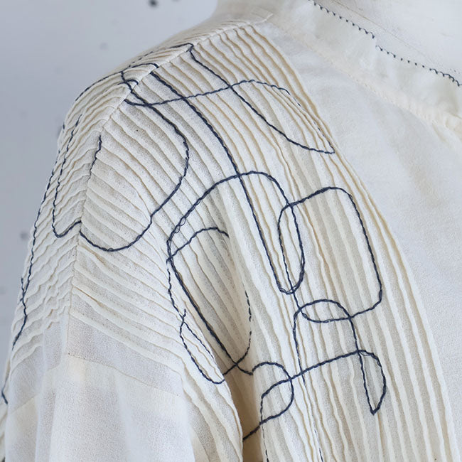 tumugu:(ツムグ) コットンモスピンタック刺繍2WAYブラウス　TB25309
