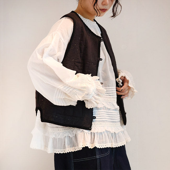 tumugu:(ツムグ) ステッチ刺繍コットンサテンキルトベスト　TB25331