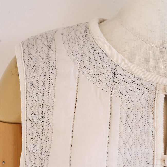 tumugu:(ツムグ) ステッチ刺繍コットンサテンキルトベスト　TB25331