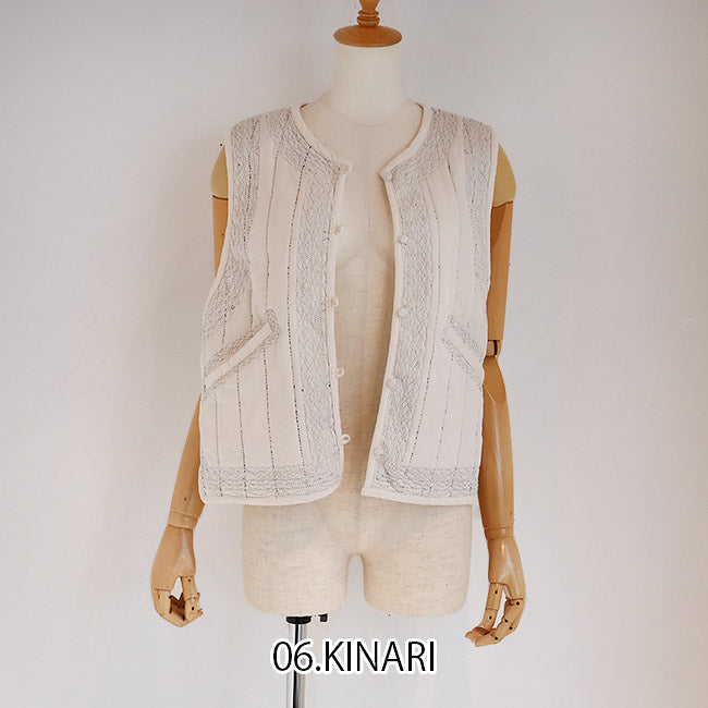 tumugu:(ツムグ) ステッチ刺繍コットンサテンキルトベスト　TB25331